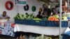 Fruits et légumes au marché local, à Lomé, Togo, le 6 juillet 2019. (VOA/Kayi Lawson)