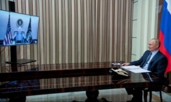 Presiden Rusia Vladimir Putin dalam pembicaraan lewat video dengan Presiden AS Joe Biden, Selasa (7/12). (Sputnik/Sergey Guneev via Reuters)