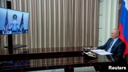 Rais wa Russia Vladimir Putin akifanya mkutano wa kimitandao na mwenzake wa Marekani Joe Biden kwenye picha ya awali.