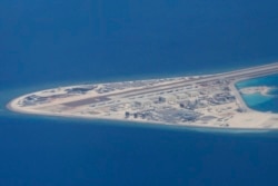 中国在南中国海建筑的人造岛礁渚碧礁上修建飞机跑道和其他设施(资料照片)