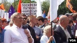 前总理卡西亚诺夫（左一）在2013年6月莫斯科的一次反政府集会上。（美国之音白桦拍摄）