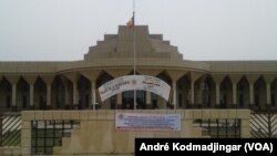 Le siège du Palais de la démocratie N'Djamena, le 21 juin 2017. (VOA/André Kodmadjingar)