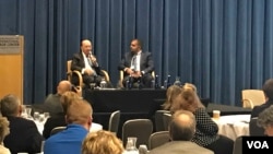 商务部长罗斯（左）2018年4月24日出席一场活动（美国之音萧洵 ）