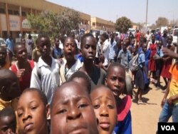 Students protest in support of teachers, who have been on strike since Monday, in Lilongwe, Malawi, Sept. 14, 2016. (L. Masina/VOA)