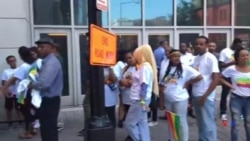 ኢትዮጵያዊያን ከመሪያቸው ጋር ለመወያየት በዲሲ ስብሰባ ማዕከል ሲጠባበቁ