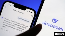 资料图片： DeepSeek的标志与其人工智能助手应用程序一起显示在手机上。(2025年1月28日)