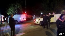 27 февраля 2025 года израильские полицейские направляют колонну автомобилей с телами четырех израильских заложников, переданных ХАМАСОМ, в Национальный центр судебной медицины в Тель-Авиве.