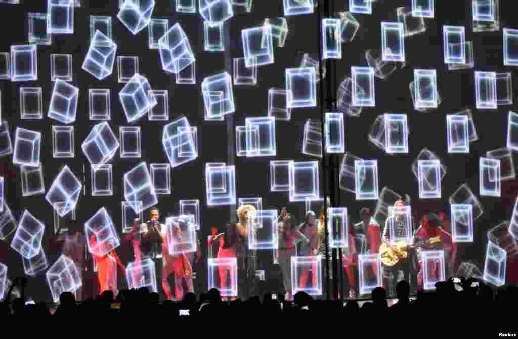 ក្រុម​ចម្រៀង Little Big Town ជាមួយ​នឹង​តារា​ចម្រៀង Pharrell William ច្រៀង​បទ &laquo;One Dance&raquo; នៅ​ឯ​នៅ​កម្មវិធី​ពានរង្វាន់​ចម្រៀង​ CMT Music Awards ក្នុង​ក្រុង Nashville រដ្ឋ Tennessee កាល​ពី​ថ្ងៃ​ទី០៨ ខែ​មិថុនា ឆ្នាំ​២០១៦។