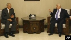 13일 왈리드 무알렘 시리아 외무장관(오른쪽)과 만난 라크다르 브라히미 공동특사(왼쪽).