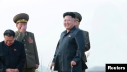 官方朝中社公布的这张未注明日期的照片显示朝鲜领导人金正恩指导朝鲜人民军战斗机飞行员的起降训练。