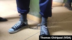 UMnu. Job Sikhala uhanjiswa enkantolo sonke isikhathi efakwe amaketani enyaweni.