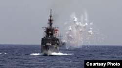 2019年5月22日台湾海空联合操演，海军舰船模拟导弹来袭，发射干扰弹，产生大面积干扰云。