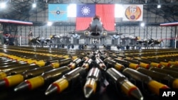 一架美制F-16V 战机及相关军备在台湾南部嘉义的一个军事基地展示。（2020年1月15日）
