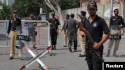 Polisi menjaga ketat sebuah pos penjagaan di dekat gedung Mahkamah Agung di Karachi, Pakistan (Foto: dok). 