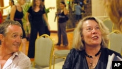 លោកស្រី​អេលីហ្សាបែត ​ប៊េកខឺ​ អ្នក​កាសែត​​អាមេរិកាំង​ជើង​ចាស់​និង​ជា​អ្នក​និពន្ធ​ល្បី​ឈ្មោះ​ពី​របប​ខ្មែរ​ក្រហម​