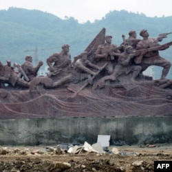 反映红军强渡乌江的雕塑