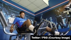Neymar en salle sur différents appareils de musculation du bas et du haut du corps, au centre d'entraînement du PSG, à Paris, 5 mai 2018. (Twitter/PSG)