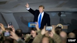 2019年2月28日，唐纳德·特朗普总统在阿拉斯加的埃尔门多夫-理查森联合基地向军人发表讲话。他在越南河内参加了一个峰会返回美国后，来这个基地会见美国军人。（照片来自美国空军）