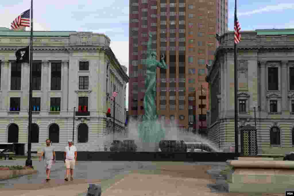 مجسمه ای در وسط پارک استاندارد.