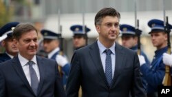 Hrvatski premijer Andrej Plenković sa predsedavajućim Vijeća ministara BiH Denisom Zvizdićem (AP Photo/Amel Emric)