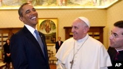 바락 오바마 미국 대통령(왼쪽)이 27일 바티칸시티에서 프란치스코 교황과 처음으로 회동했다.