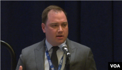 前美国防部长办公室亚太安全事务主任布莱恩·哈丁2017年4月4日在海空天会议上发言(美国之音记者黎堡拍摄)