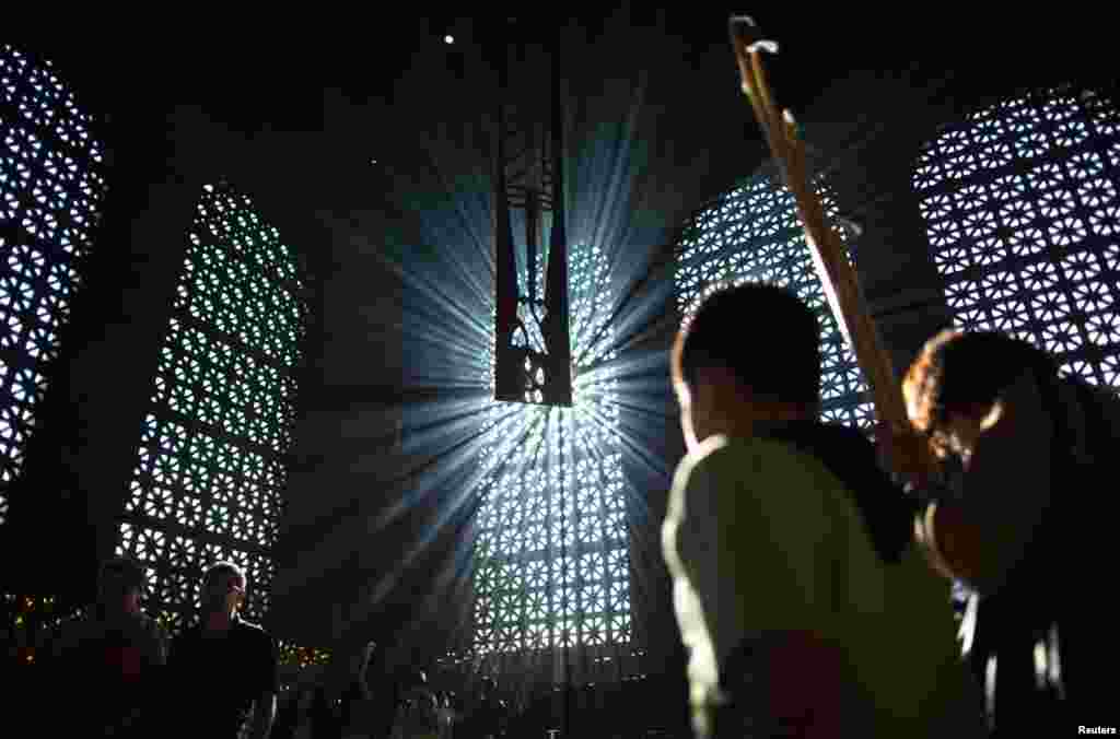 Umat Katolik merayakan Jumat Agung di Basilika Our Lady of Aparecida di Aparecida do Norte, Sao Paulo, Brazil (29/3). (Reuters/Roosevelt Cassio)