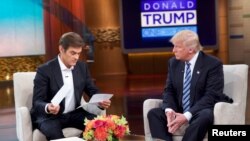 14일 '닥터 오즈 쇼' 녹화에 참여한 도널드 트럼프(오른쪽) 공화당 대통령 후보가 진행자인 오즈 박사에게 신체 검사 자료를 공개하고 있다.