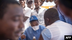 Wauguzi wanaofanya kazi na shirika la Afya Duniani wakitoa chanjo kwa wananchi kuzuia kuenea katika mji wa Mbandaka Mei 21, 2018 wakati wa uzinduzi wa kampeni ya chanjo ya Ebola.