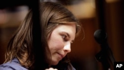 Amanda Knox saat berada di pengadilan Perugia, Italia, 30 September 2011 (Foto: dok). Pengadilan Italia membatalkan pembebasan Amanda Knox dan mantan pacarnya Raffaele Sollecito dan memerintahkan pengadilan ulang terkait kasus pembunuhan Meredith Kercher tahun 2007.
