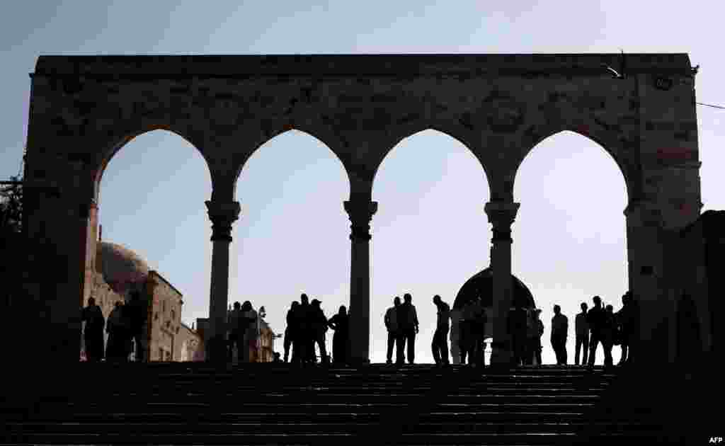 ជនជាតិ​ប៉ាឡេស្ទីន​ត្រូវ​បាន​ជាប់​នៅ​បរិវេណវិហារឥស្លាមអាល់អាកសាឬ​ក៏​ក្នុង​ទីក្រុង​ចាស់​របស់ Jerusalem អំឡុង​ទស្សនកិច្ច​របស់​សមាជិក​សភា​ជ្វីសដ៏ចម្រូងចម្រាស។