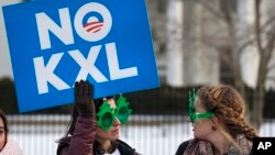지난 2015년 2월 미국 백악관 앞에서 키스톤 XL 송유관 건설에 반대하는 환경운동가들이 시위를 벌이고 있다.