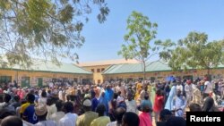 በካኖ የምርጫ ጣቢያ መዘግየት የተበሳጩ መራጮች (ፎቶ ሮይተርስ የካቲት 25, 2023)