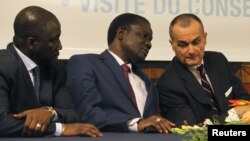 Menteri Pantai Gading untuk Uni Afrika, Adama Bictogo, presiden ECOWAS Desire Ouedraogo Kadre dan perwakilan tetap Perancis untuk PBB Gerard Araud dalam rapat bersama anggota DK PBB di Abidjan (Foto: dok).