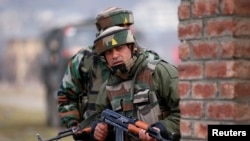在印度的斯利那加郊外的一场枪战战场附近的印度陆军军人（2016年2月22日）。