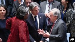 美国国务卿布林肯和常驻联合国代表托马斯-格林菲尔德同联合国秘书长古特雷斯在安理会上交谈。（2023年10月24日）