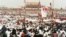 1989年5月17日，中国北京天安门广场上成千上万名民主示威者。（美联社）