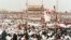 1989年5月17日，中国北京天安门广场上成千上万名民主示威者。