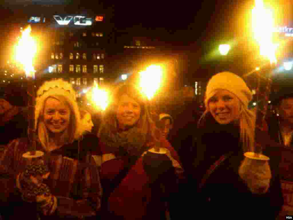 2010年12月10日夜，国际活动人士在奥斯陆烛光游行声援刘晓波（美国之音王南拍摄）