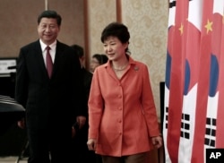 2014年7月3日，中国国家主席习近平和韩国总统朴槿惠在首尔举行记者会。