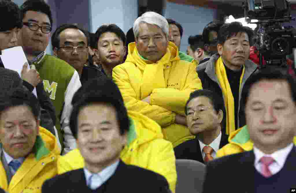 韩国反对党民主统和党党员在总部看电视选情报道