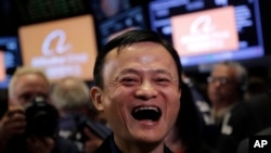 阿里巴巴创始人马云在公司在纽交所上市时开心大笑。反阿里巴巴的广告用了这段画面。