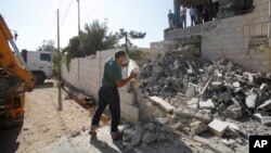18일 이스라엘 소년 3명을 납치 살해한 범인으로 지목된 팔레스타인 용의자 가택이 철거된 가운데, 한 팔레스타인인이 건물터를 살피고 있다.
