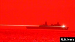 美军太平洋舰队两栖运输船坞舰“波特兰”号（USS Portland -LPD 27）2020年5月16日的固态激光武器试验取得成功