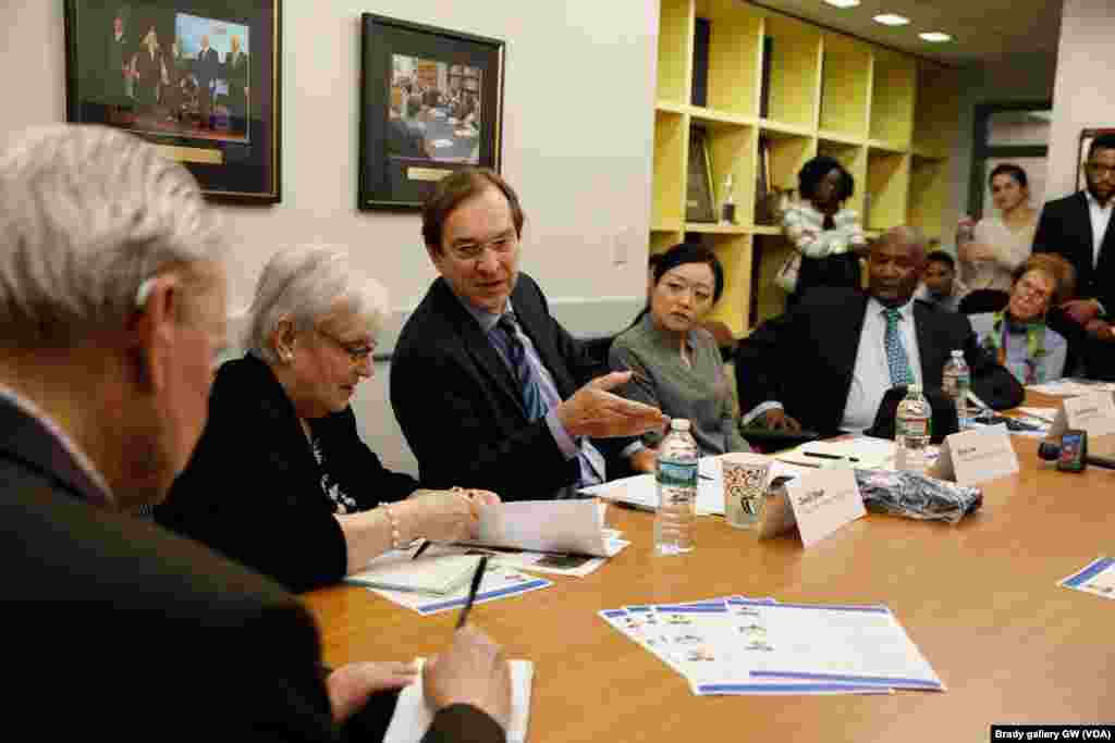 Zaman tattaunawa akan akin jarida a jami&#39;ar George Washington,&nbsp;tsohon shugaban Muryar Amurka kuma darekta aikin jarida da tsaron kasa Davis Ensor da Alhaji Aliyu Mustapha babban edita na sashen Hausa da kuma Euna Lee mai tsara shirye shiryen telbijin na sashen Korea. Ranar 2 ga watan Afrilu na shekarar 2018.