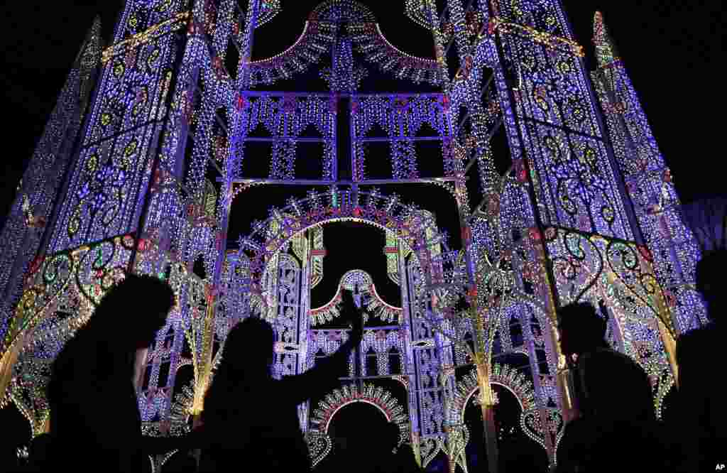 ស្រមោល​អ្នក​មើល​ពិព័រណ៍​ភ្លើង​ពណ៌​នៅ​សួន Garden by the Bay នៅ​ប្រទេស​សិង្ហបុរី​មុន​ថ្ងៃ​បុណ្យ​ណូអែល។&nbsp;