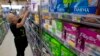 Tammy Compton sedang menata pembalut tampon di Compton’s Market Sacramento, California, 22 Juni 2016. Negara bagian Nevada baru saja memutuskan mencabut pajak untuk produk-produk kebersihan feminin atau dikenal dengan julukan “pink tax.”