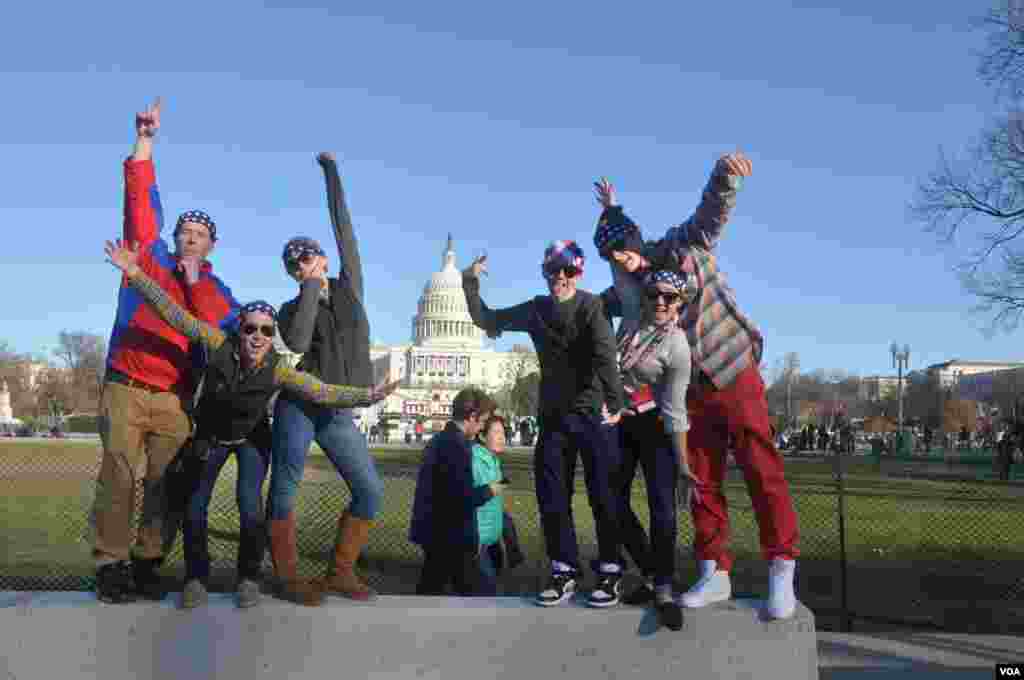 Para remaja berpose di depan Gedung U.S. Capitol. (VOA/KURDISH /Motabar Shirwani)