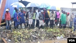 Vendors continue to sell their goods in unhygienic conditions which experts say provide a breeding ground for the salmonella typhi bacteria which cause typhoid, in Harare, Zimbabwe, Jan. 2017. (S. Mhofu/VOA) 