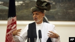 آقای غنی همواره روی مسایل عمده بر اجماع ملی تاکید کرده اما کارشناسان می گویند که او در ایجاد وحدت ناکام مانده است. 